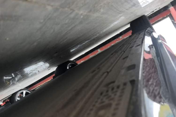 Used Xiaomi Auto YU7 2025 Ultra-Long Range High-Performance All-Wheel-Drive Max Edition Right Side Sill