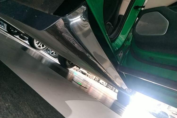 Used Xiaomi Auto YU7 2025 Ultra-Long Range Rear-Wheel Drive Version Right Side Sill