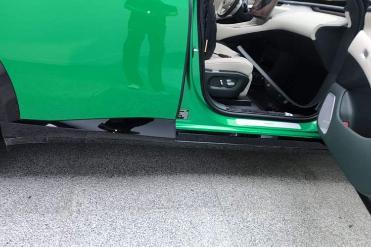 Used Xiaomi Auto YU7 2025 Ultra-Long Range All-Wheel Drive Pro Version Right Side Sill