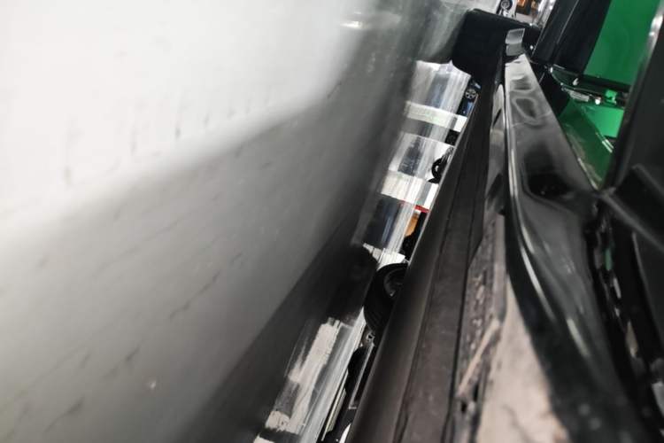 Used Xiaomi Auto YU7 2025 Ultra-Long Range High-Performance All-Wheel-Drive Max Edition Right Side Sill