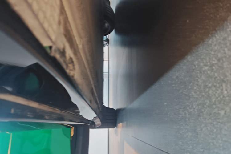 Used Xiaomi Auto YU7 2025 Ultra-Long Range High-Performance All-Wheel-Drive Max Edition Right Side Sill