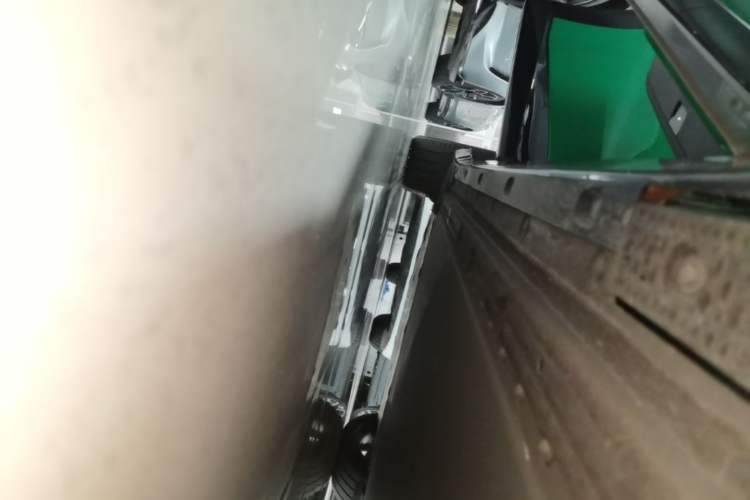 Used Xiaomi Auto YU7 2025 Ultra-Long Range High-Performance All-Wheel-Drive Max Edition Right Side Sill