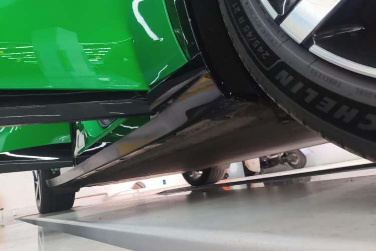 Used Xiaomi Auto YU7 2025 Ultra-Long Range High-Performance All-Wheel-Drive Max Edition Right Side Sill