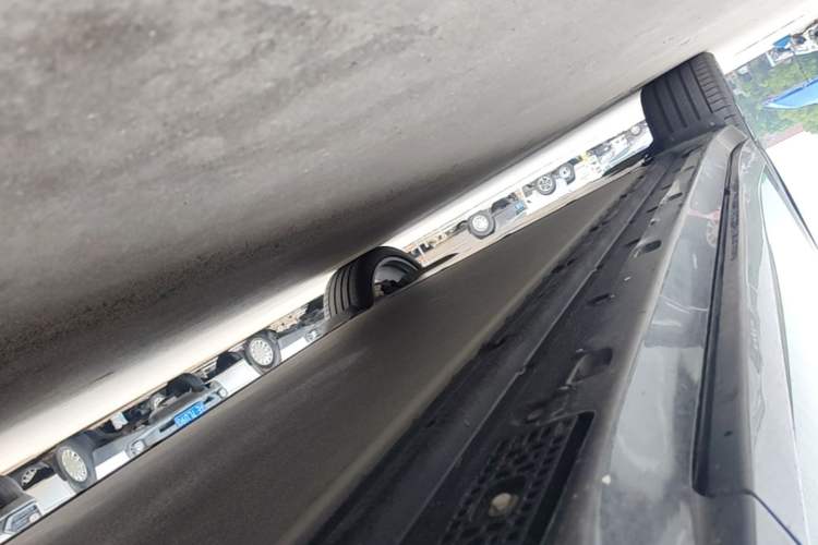 Used Xiaomi Auto YU7 2025 Ultra-Long Range High-Performance All-Wheel-Drive Max Edition Right Side Sill