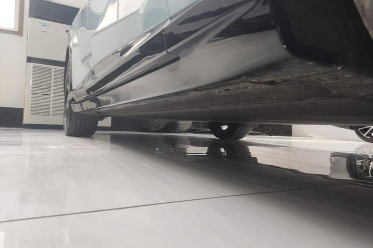 Used Xiaomi Auto YU7 2025 Ultra-Long Range Rear-Wheel Drive Version Right Side Sill