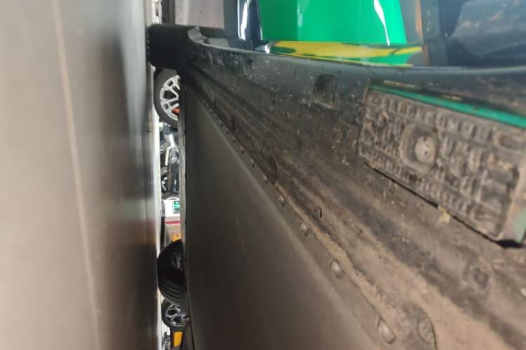 Used Xiaomi Auto YU7 2025 Ultra-Long Range High-Performance All-Wheel-Drive Max Edition Right Side Sill