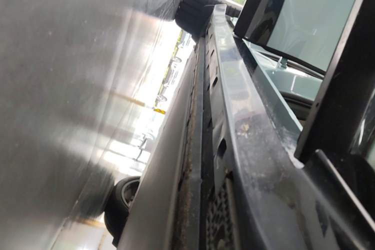 Used Xiaomi Auto YU7 2025 Ultra-Long Range High-Performance All-Wheel-Drive Max Edition Right Side Sill