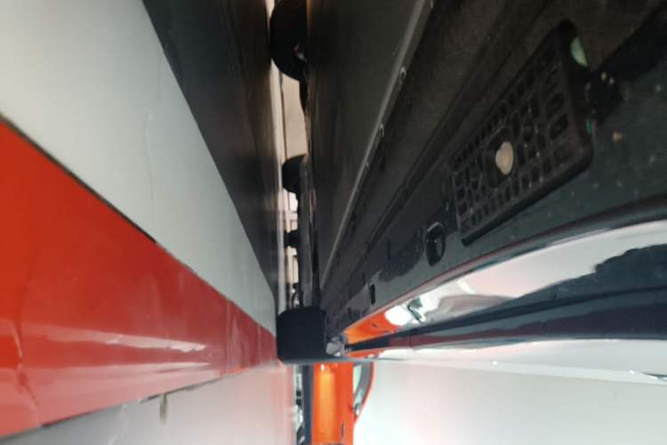 Used Xiaomi Auto YU7 2025 Ultra-Long Range Rear-Wheel Drive Version Right Side Sill