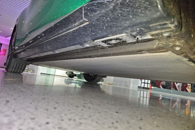 Used Xiaomi Auto YU7 2025 Ultra-Long Range Rear-Wheel Drive Version Right Side Sill