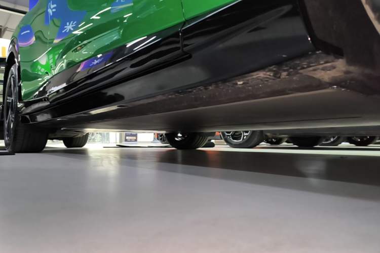 Used Xiaomi Auto YU7 2025 Ultra-Long Range Rear-Wheel Drive Version Right Side Sill