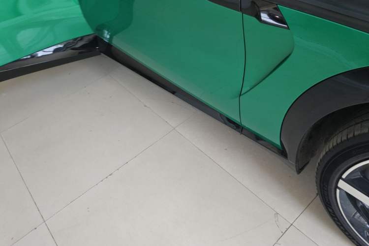 Used Xiaomi Auto YU7 2025 Ultra-Long Range Rear-Wheel Drive Version Right Side Sill