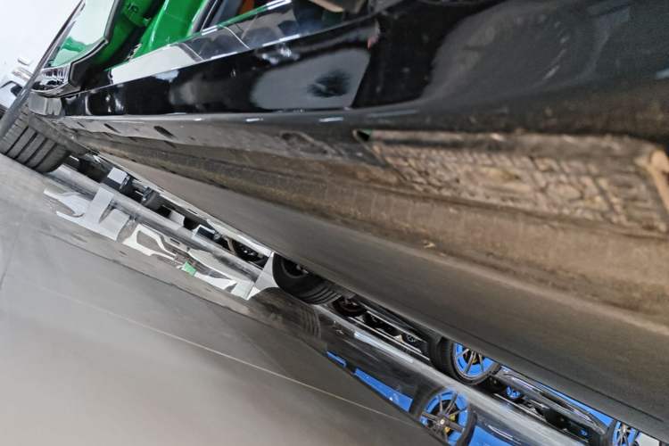 Used Xiaomi Auto YU7 2025 Ultra-Long Range Rear-Wheel Drive Version Right Side Sill