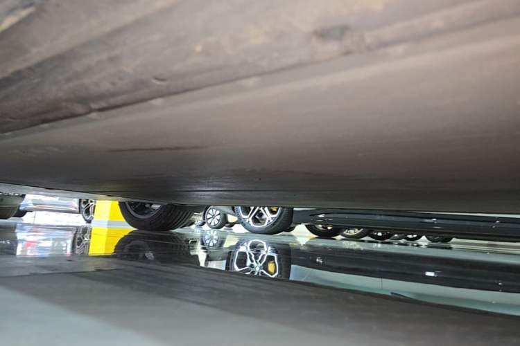 Used Xiaomi Auto YU7 2025 Ultra-Long Range Rear-Wheel Drive Version Right Side Sill