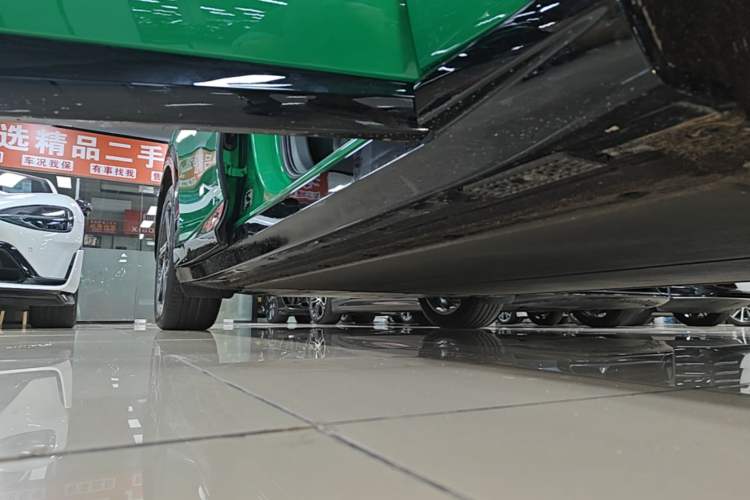 Used Xiaomi Auto YU7 2025 Ultra-Long Range Rear-Wheel Drive Version Right Side Sill