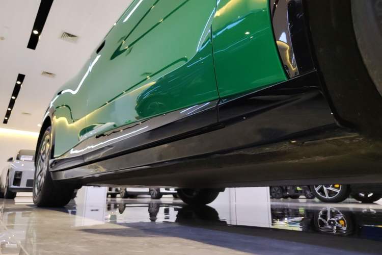 Used Xiaomi Auto YU7 2025 Ultra-Long Range Rear-Wheel Drive Version Right Side Sill