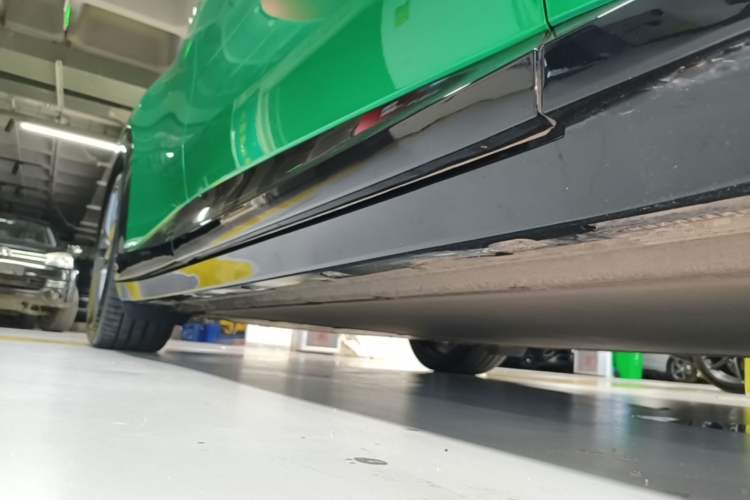 Used Xiaomi Auto YU7 2025 Ultra-Long Range High-Performance All-Wheel-Drive Max Edition Right Side Sill