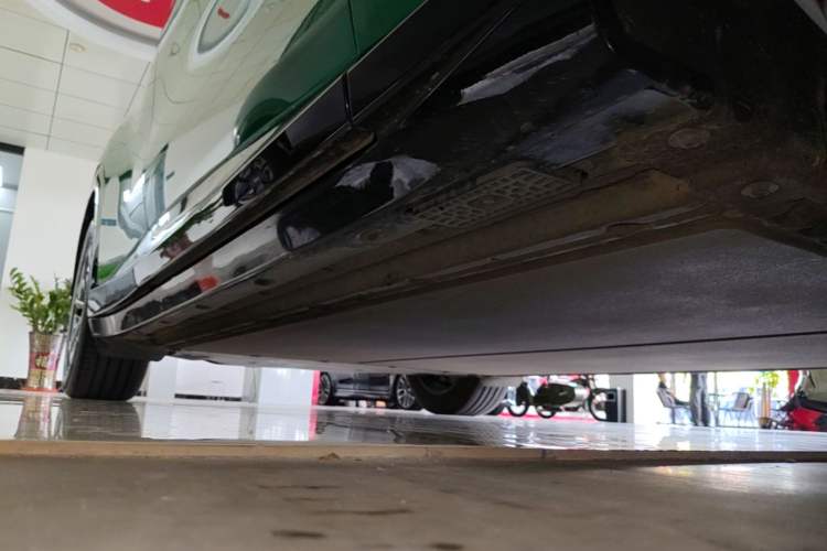 Used Xiaomi Auto YU7 2025 Ultra-Long Range Rear-Wheel Drive Version Right Side Sill