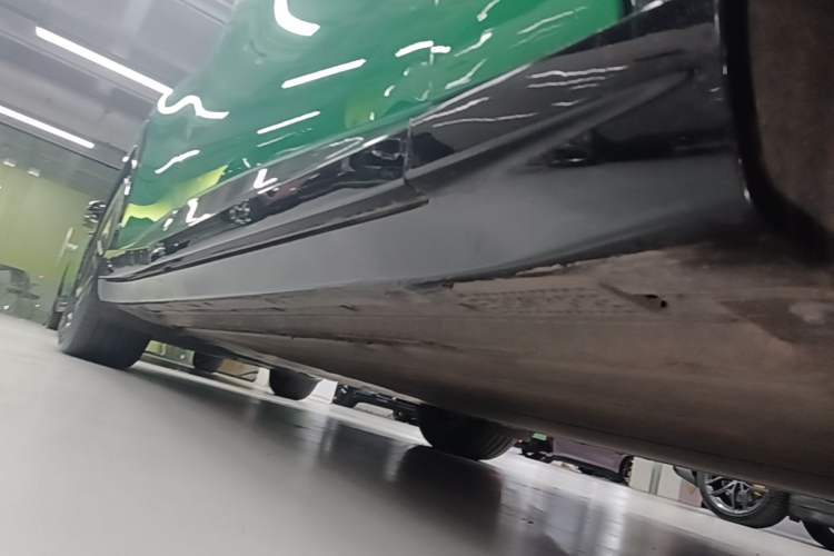 Used Xiaomi Auto YU7 2025 Ultra-Long Range Rear-Wheel Drive Version Right Side Sill