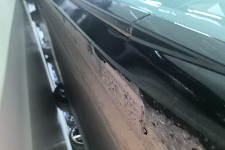 Used Xiaomi Auto YU7 2025 Ultra-Long Range Rear-Wheel Drive Version Right Side Sill