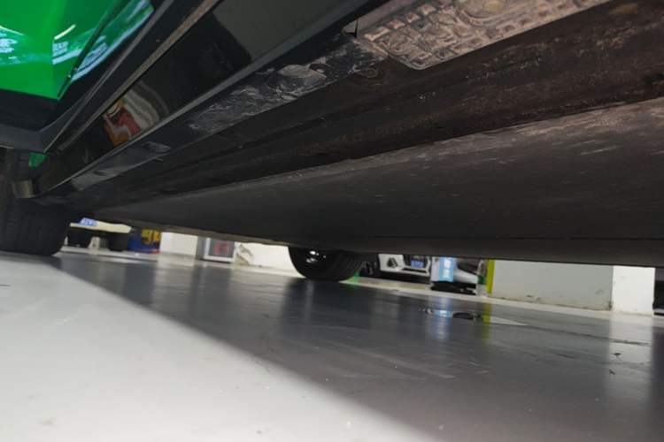 Used Xiaomi Auto YU7 2025 Ultra-Long Range Rear-Wheel Drive Version Right Side Sill