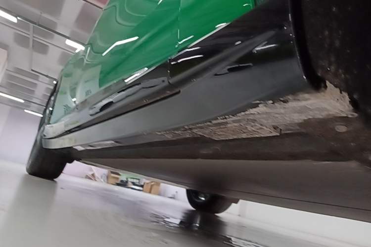 Used Xiaomi Auto YU7 2025 Ultra-Long Range Rear-Wheel Drive Version Right Side Sill