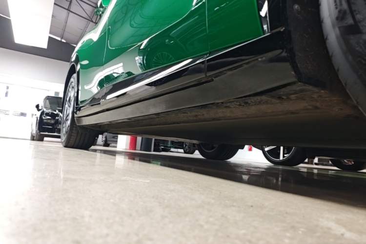 Used Xiaomi Auto YU7 2025 Ultra-Long Range Rear-Wheel Drive Version Right Side Sill