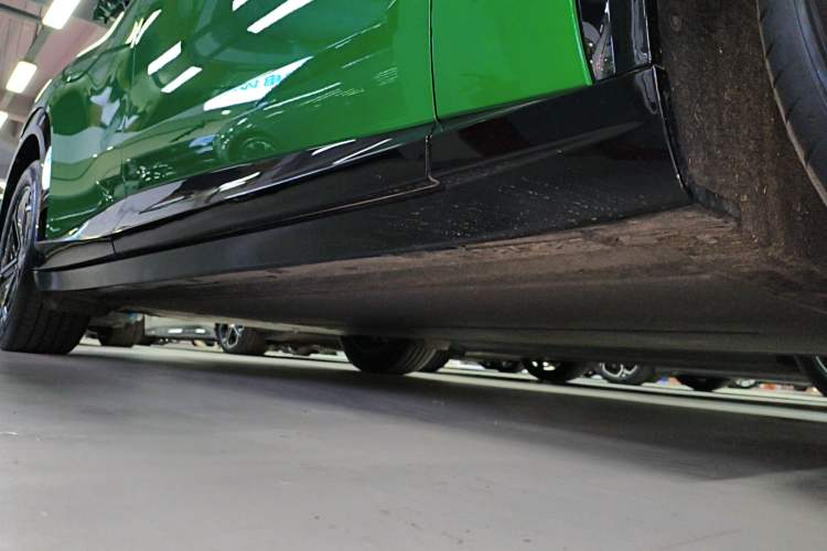 Used Xiaomi Auto YU7 2025 Ultra-Long Range Rear-Wheel Drive Version Right Side Sill