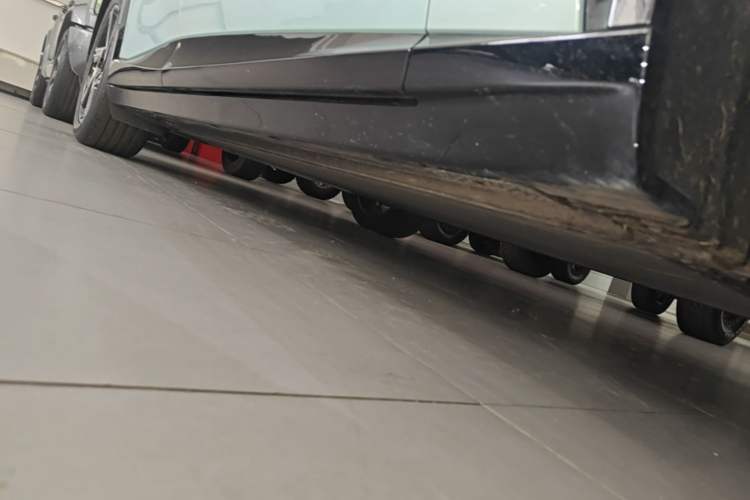 Used Xiaomi Auto YU7 2025 Ultra-Long Range Rear-Wheel Drive Version Right Side Sill