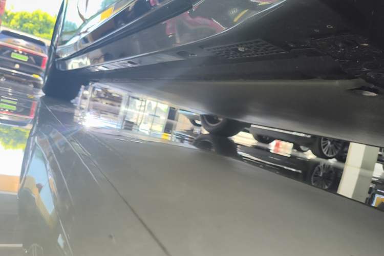 Used Xiaomi Auto YU7 2025 Ultra-Long Range High-Performance All-Wheel-Drive Max Edition Right Side Sill