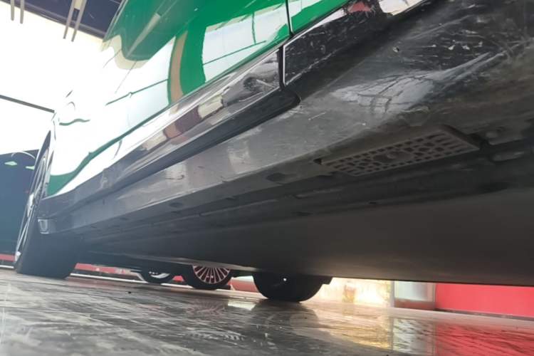 Used Xiaomi Auto YU7 2025 Ultra-Long Range High-Performance All-Wheel-Drive Max Edition Right Side Sill