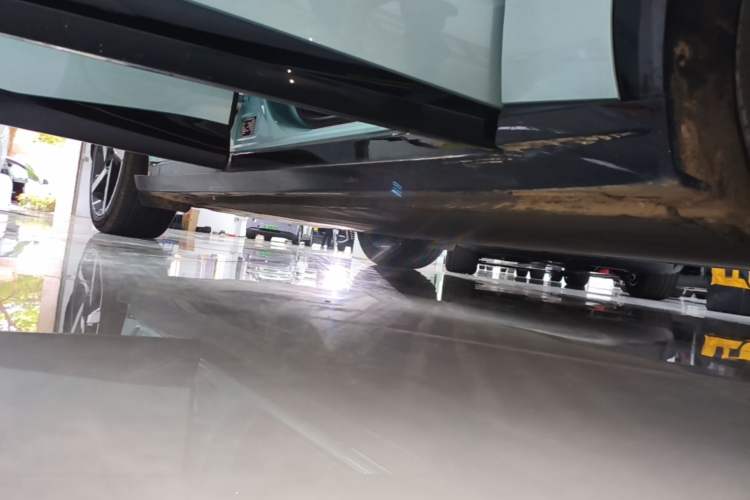 Used Xiaomi Auto YU7 2025 Ultra-Long Range High-Performance All-Wheel-Drive Max Edition Right Side Sill