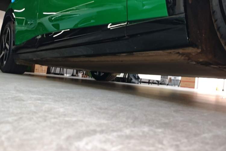 Used Xiaomi Auto YU7 2025 Ultra-Long Range High-Performance All-Wheel-Drive Max Edition Right Side Sill