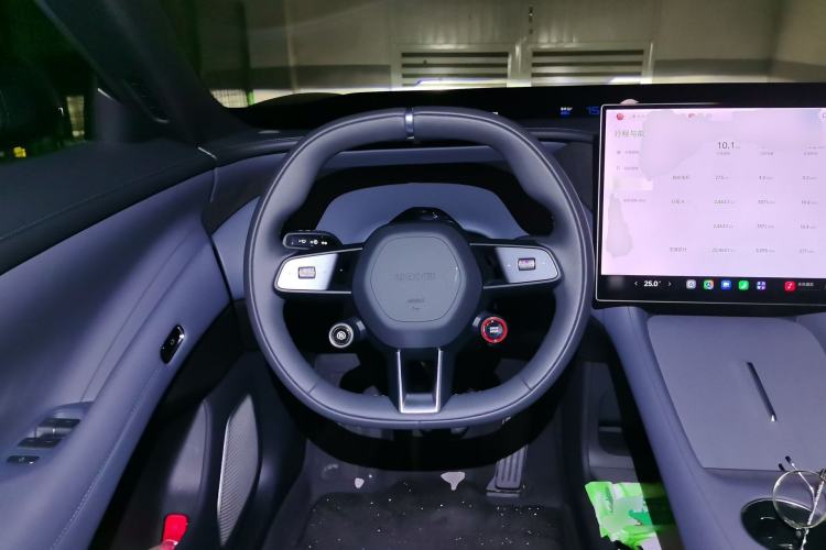 Used Xiaomi Auto YU7 2025 Ultra-Long Range Rear-Wheel Drive Version Steering Wheel