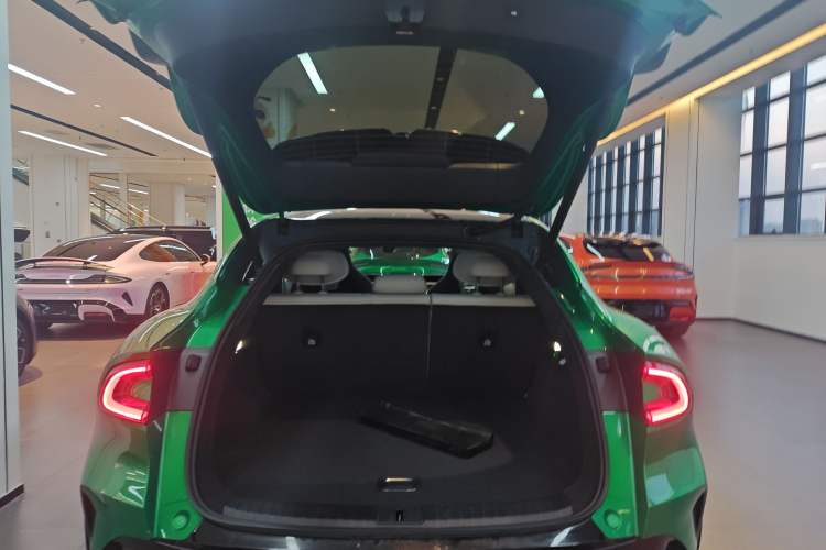 Used Xiaomi Auto YU7 2025 Ultra-Long Range High-Performance All-Wheel-Drive Max Edition Trunk