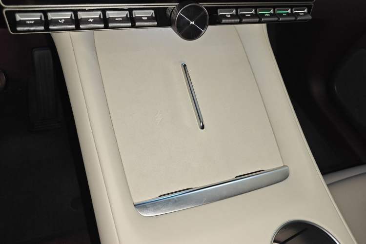 Used Xiaomi Auto YU7 2025 Ultra-Long Range High-Performance All-Wheel-Drive Max Edition Vehicle Key