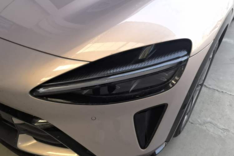Used Xiaomi Auto YU7 2025 Ultra-Long Range Rear-Wheel Drive Version Left Front Headlight
