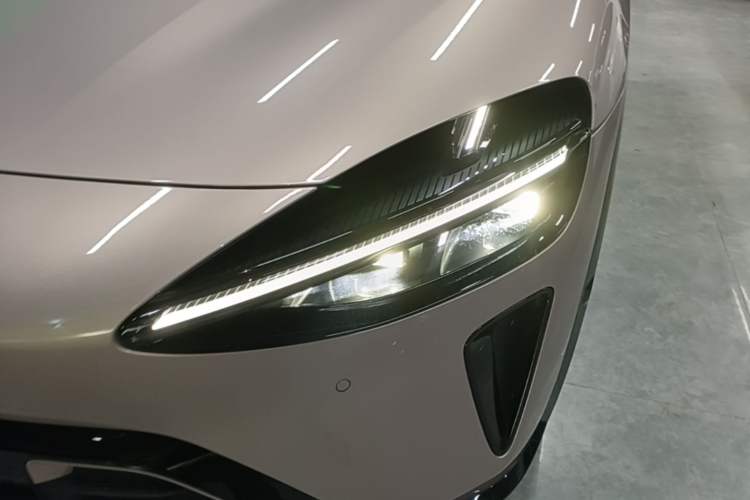 Used Xiaomi Auto YU7 2025 Ultra-Long Range Rear-Wheel Drive Version Left Front Headlight