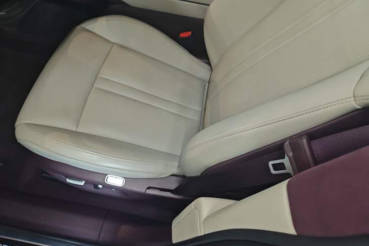Used Xiaomi Auto YU7 2025 Ultra-Long Range High-Performance All-Wheel-Drive Max Edition Left Front Seat