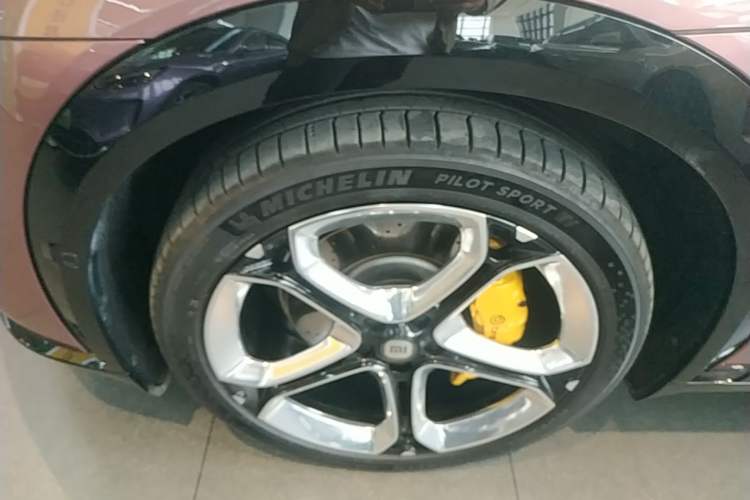 Used Xiaomi Auto YU7 2025 Ultra-Long Range High-Performance All-Wheel-Drive Max Edition Left Front Wheel Hub