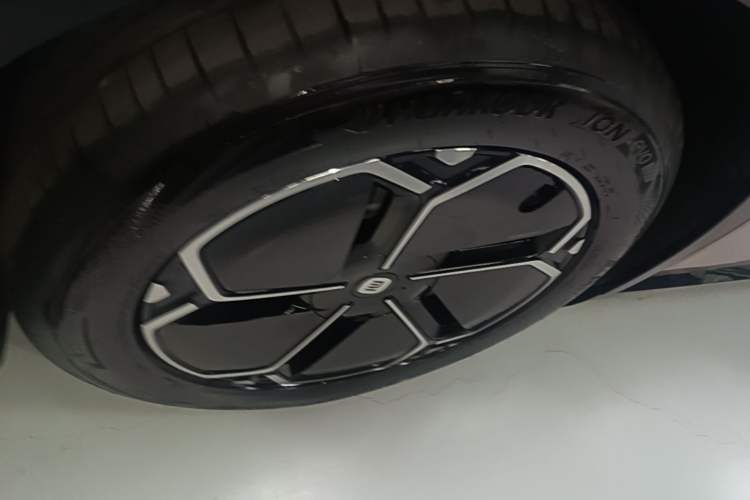 Used Xiaomi Auto YU7 2025 Ultra-Long Range All-Wheel Drive Pro Version Left Front Wheel Hub