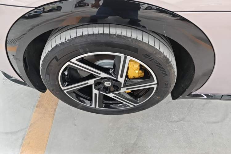 Used Xiaomi Auto YU7 2025 Ultra-Long Range Rear-Wheel Drive Version Left Front Wheel Hub