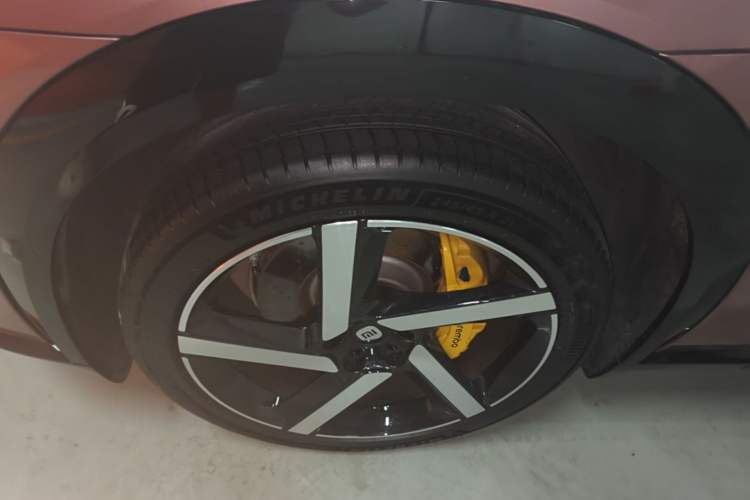 Used Xiaomi Auto YU7 2025 Ultra-Long Range High-Performance All-Wheel-Drive Max Edition Left Front Wheel Hub
