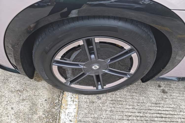 Used Xiaomi Auto YU7 2025 Ultra-Long Range All-Wheel Drive Pro Version Left Front Wheel Hub