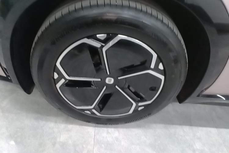 Used Xiaomi Auto YU7 2025 Ultra-Long Range Rear-Wheel Drive Version Left Front Wheel Hub