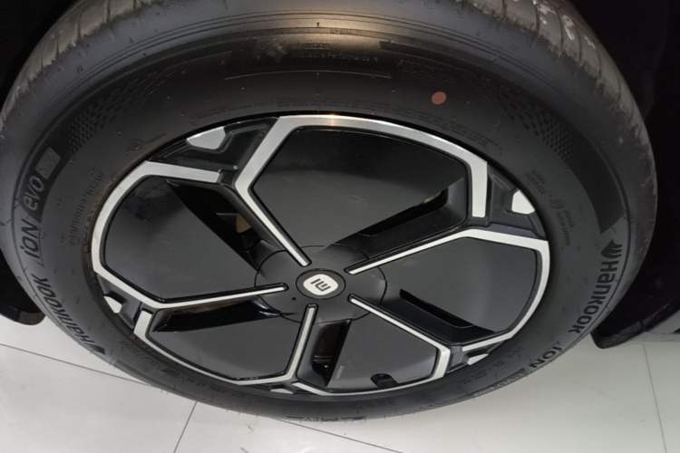 Used Xiaomi Auto YU7 2025 Ultra-Long Range Rear-Wheel Drive Version Left Front Wheel Hub