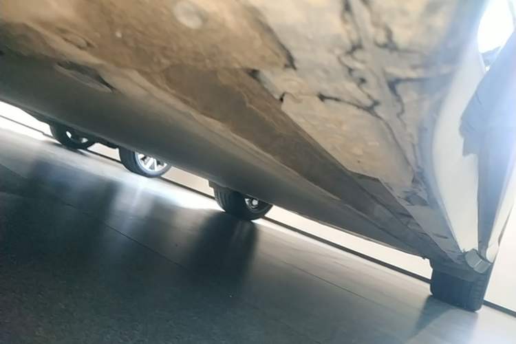 Used Xiaomi Auto YU7 2025 Ultra-Long Range High-Performance All-Wheel-Drive Max Edition Left Side Sill
