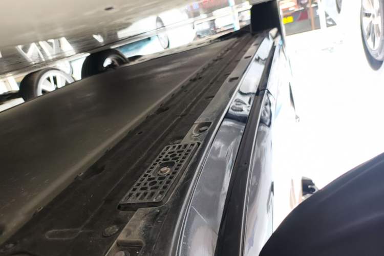 Used Xiaomi Auto YU7 2025 Ultra-Long Range High-Performance All-Wheel-Drive Max Edition Left Side Sill