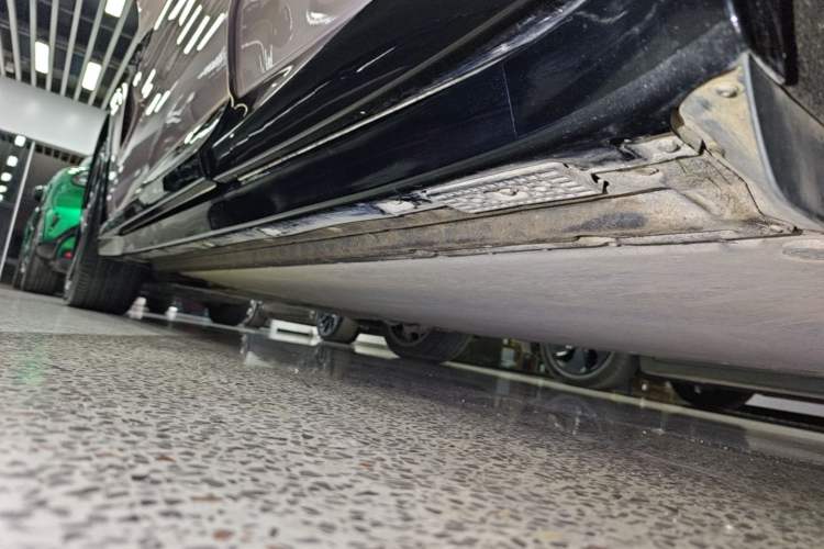 Used Xiaomi Auto YU7 2025 Ultra-Long Range High-Performance All-Wheel-Drive Max Edition Left Side Sill