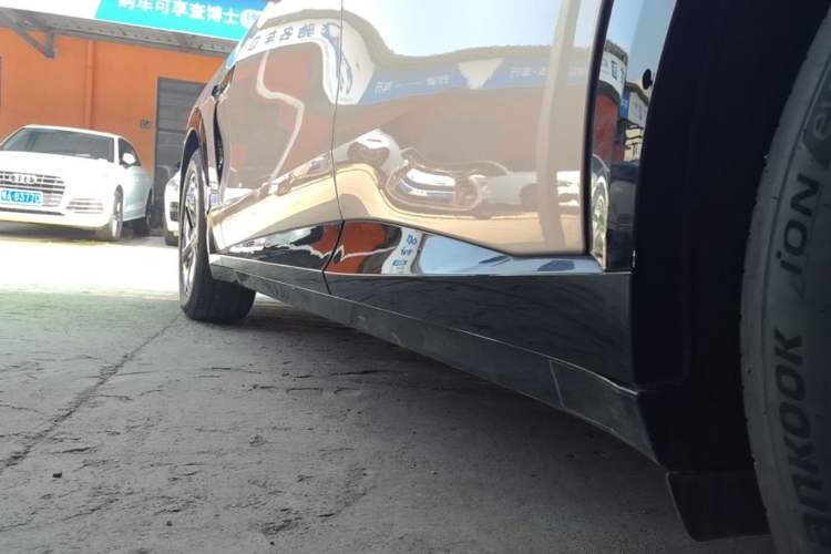 Used Xiaomi Auto YU7 2025 Ultra-Long Range High-Performance All-Wheel-Drive Max Edition Left Side Sill