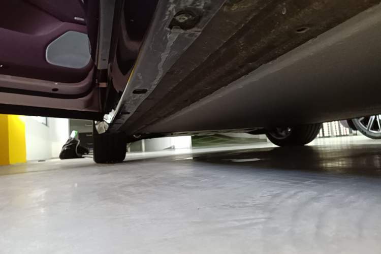 Used Xiaomi Auto YU7 2025 Ultra-Long Range High-Performance All-Wheel-Drive Max Edition Left Side Sill